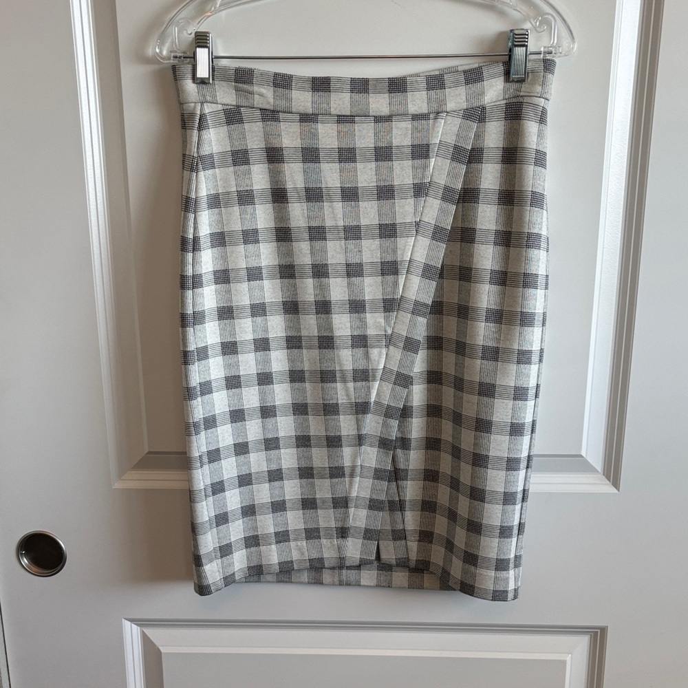 Cabi Checked Pencil Skirt in Gray and white